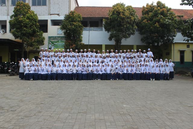SMP Plus Darussurur Raih Juara pada Lomba Fotografi SMA IT Fithrah Insani